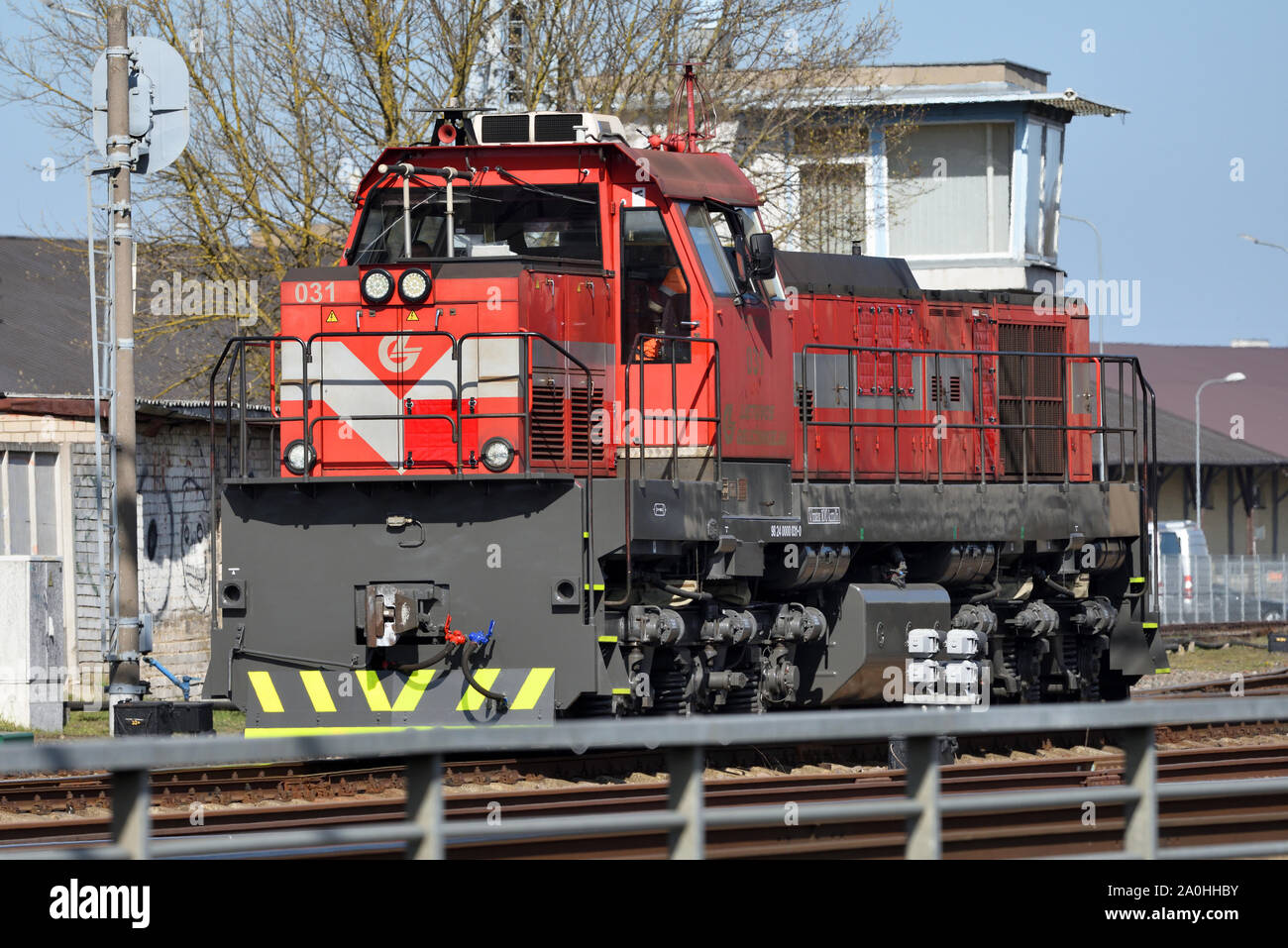 Vilnius, Lituanie - 18 avril : locomotive sur la voie ferrée à Vilnius le 18 avril 2019. Les chemins de fer lituaniens est la société nationale des chemins de fer du pays Banque D'Images