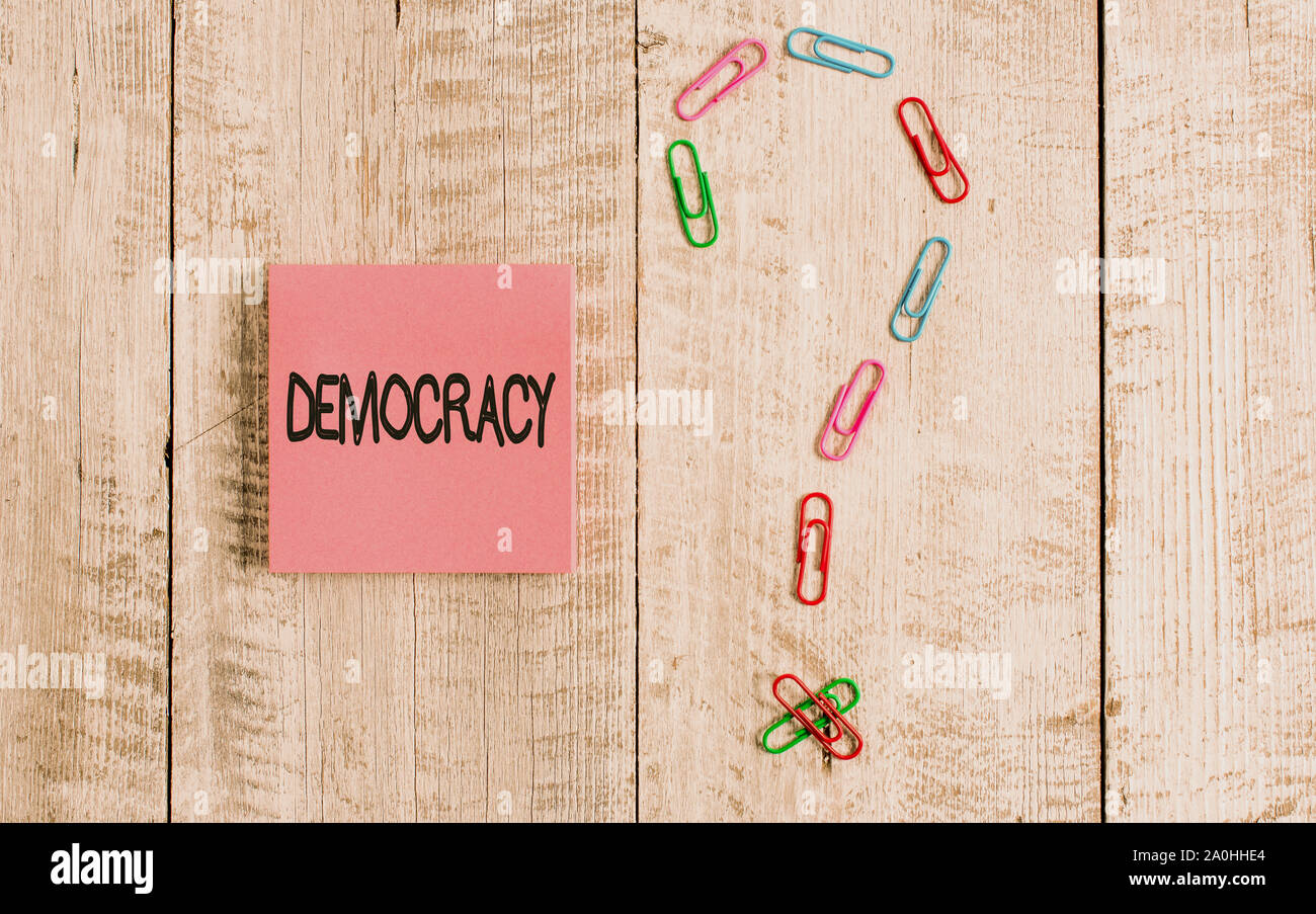 Écrit remarque montrant la démocratie. Concept d'affaires pour la liberté de la montrant d'exprimer leurs sentiments et leurs croyances couleur pastel papier note placée à côté Banque D'Images