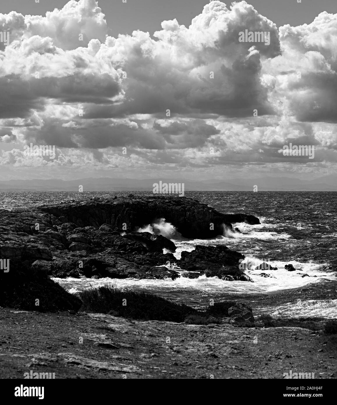 Les nuages et les vagues de la mer. Îles Tremiti. Pouilles, Italie Banque D'Images
