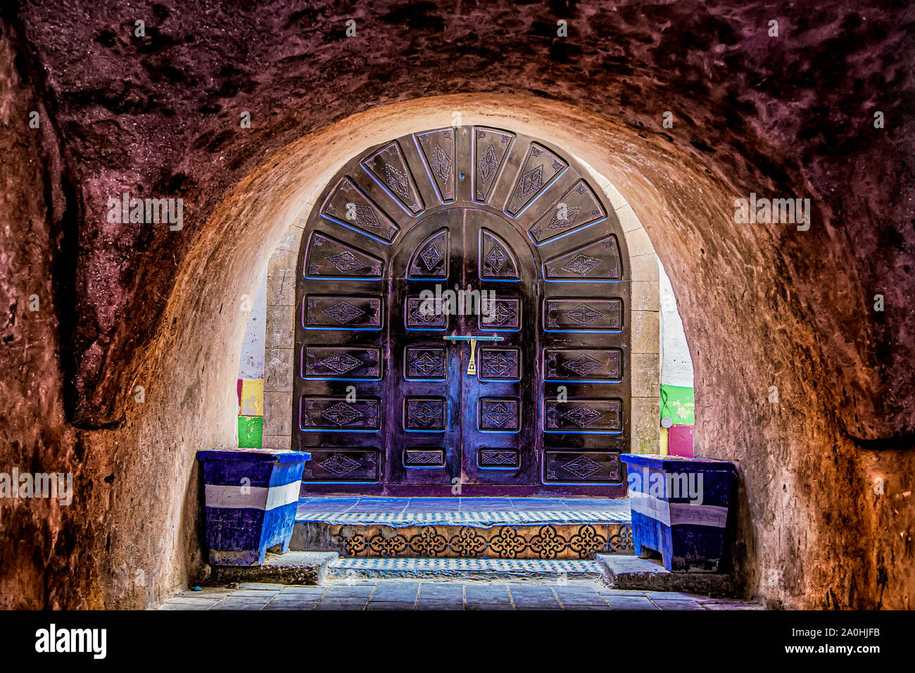 Vieille porte traditionnelle décorée au medina d'Essaouria ,le Maroc. Banque D'Images