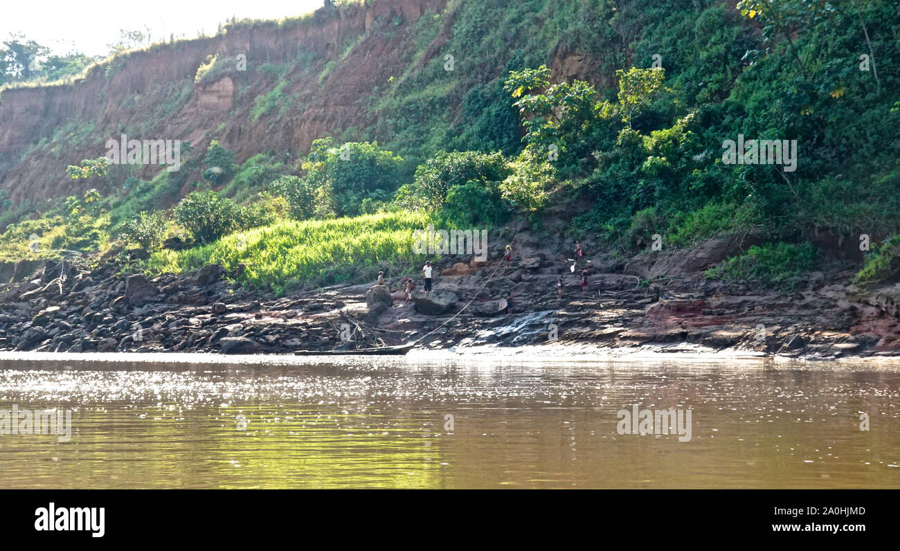 L'Amazone de l'Amérique du Sud est le plus grand fleuve et le moteur de l'écosystème le plus important au monde, couvrant deux cinquièmes de tout un continent. Il est à la maison à une grande variété de plantes et d'animaux qui habitent dans son écrin, evergreen environnement. Il est le plus puissant fleuve du monde par volume, avec six fois plus grand que le débit de la rivière total des six principaux cours d'eau combinés, et le plus grand bassin de drainage dans le monde. Banque D'Images L'Amazone de l'Amérique du Sud est le plus grand fleuve et le moteur de l'écosystème le plus important au monde, couvrant deux cinquièmes de tout un continent. Il est à la maison à une grande variété de plantes et d'animaux qui habitent dans son écrin, evergreen environnement. Il est le plus puissant fleuve du monde par volume, avec six fois plus grand que le débit de la rivière total des six principaux cours d'eau combinés, et le plus grand bassin de drainage dans le monde. Banque D'Images