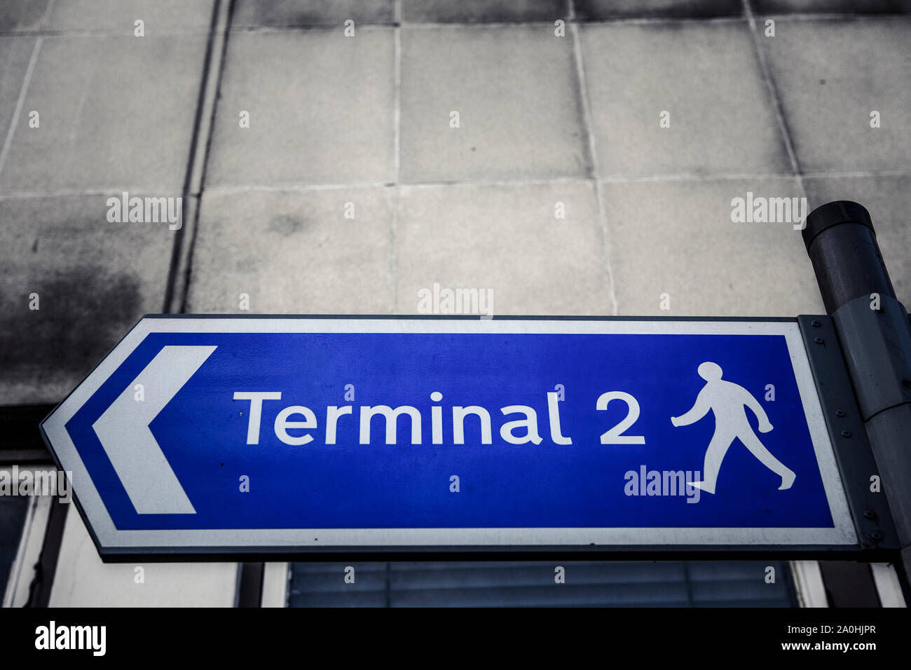 Un signe pour le sentier piétonnier à la borne 2. pourrait être n'importe où mais est en fait l'aéroport de Heathrow. Banque D'Images