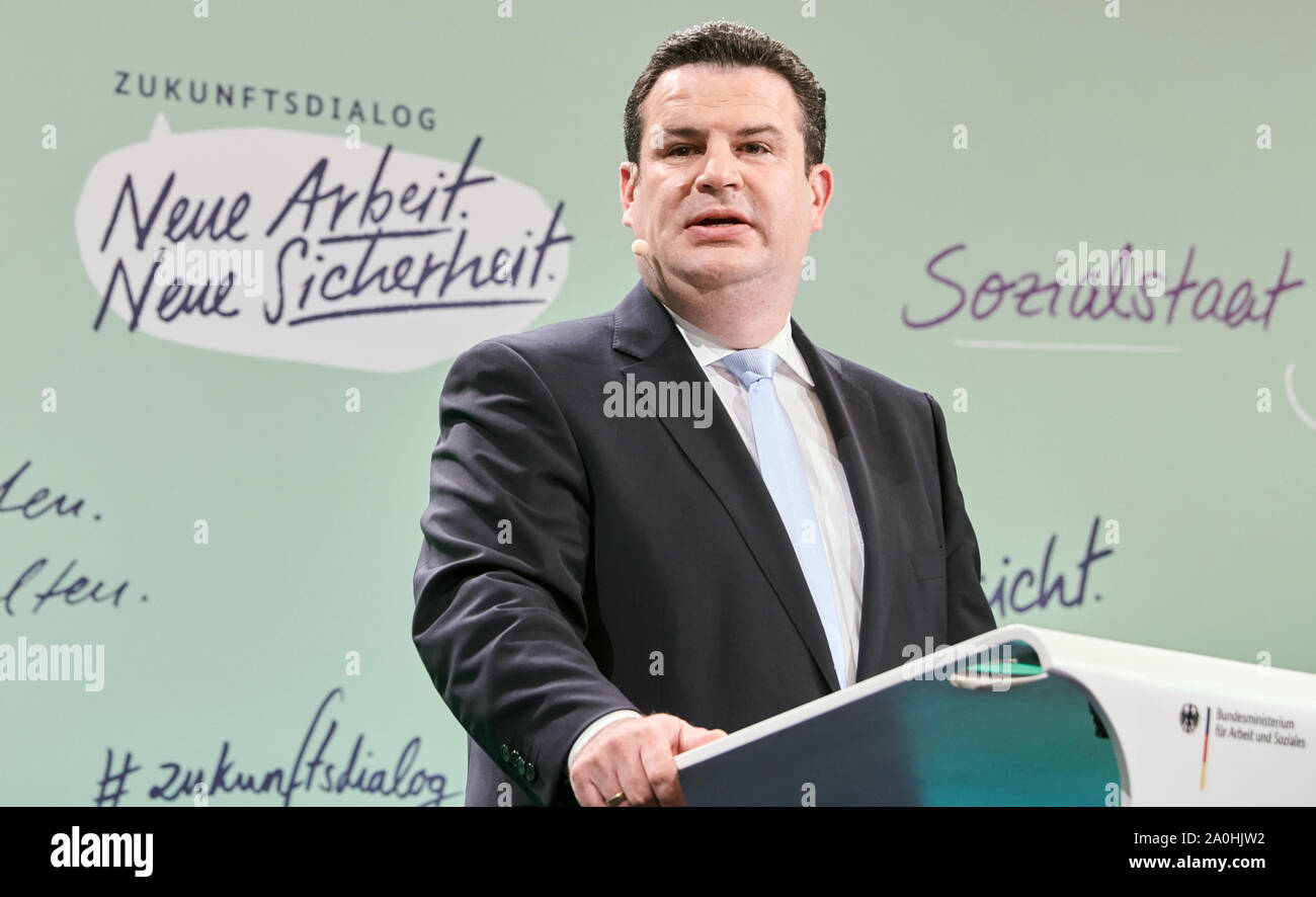 Berlin, Allemagne. Sep 20, 2019. La ministre fédérale du Travail, Hubertus Heil (SPD) prend la parole à l'étape du gazomètre à Schöneberg. Lors de la conférence Dialogue futur 'Nouveau travail - New Security", Heil propose des réformes pour le marché du travail et les systèmes sociaux. Credit : Annette Riedl/dpa/Alamy Live News Banque D'Images