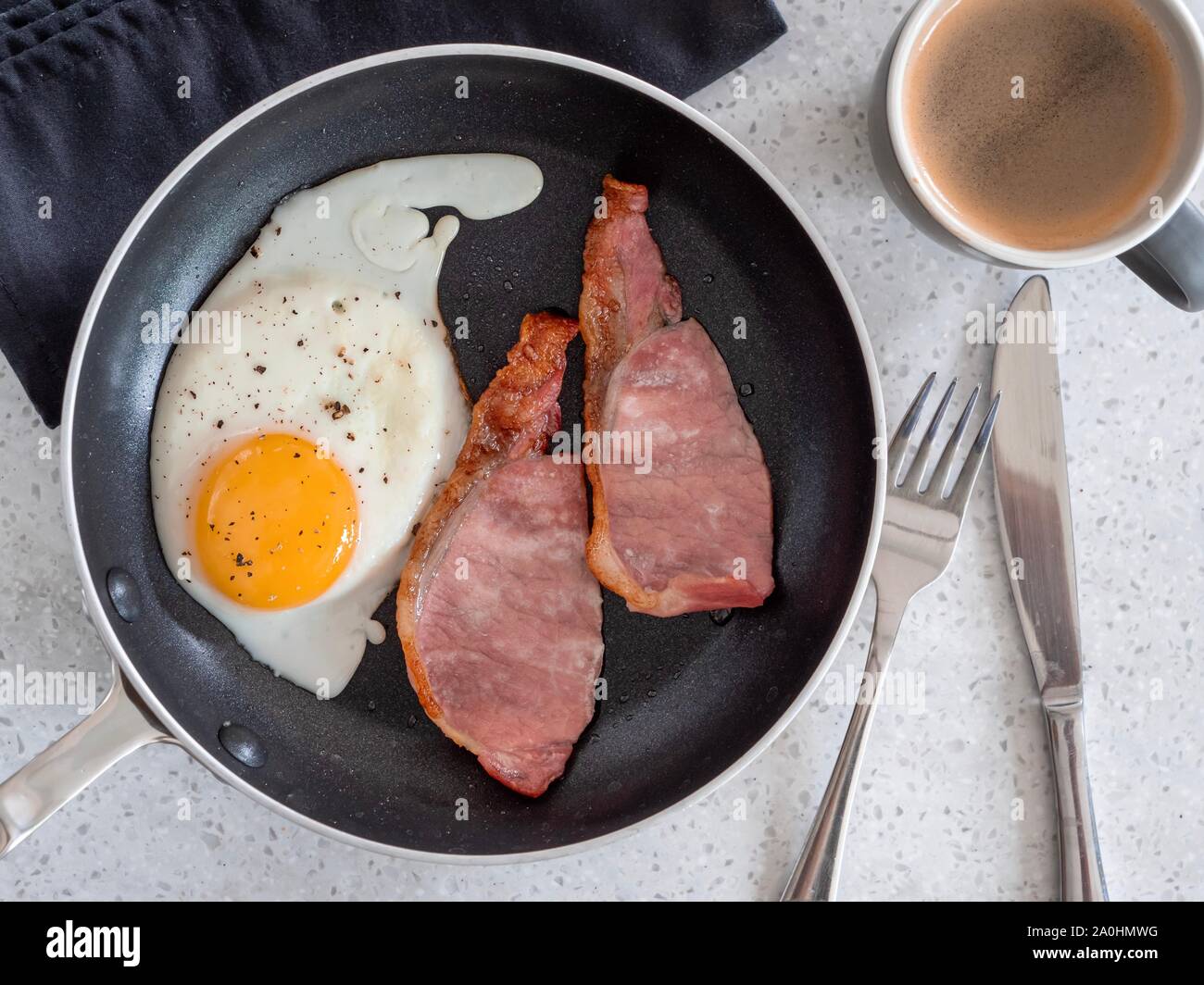 Bacon et d'œufs fraîchement préparés avec une tasse de café prise d'en haut contre un tableau blanc Banque D'Images