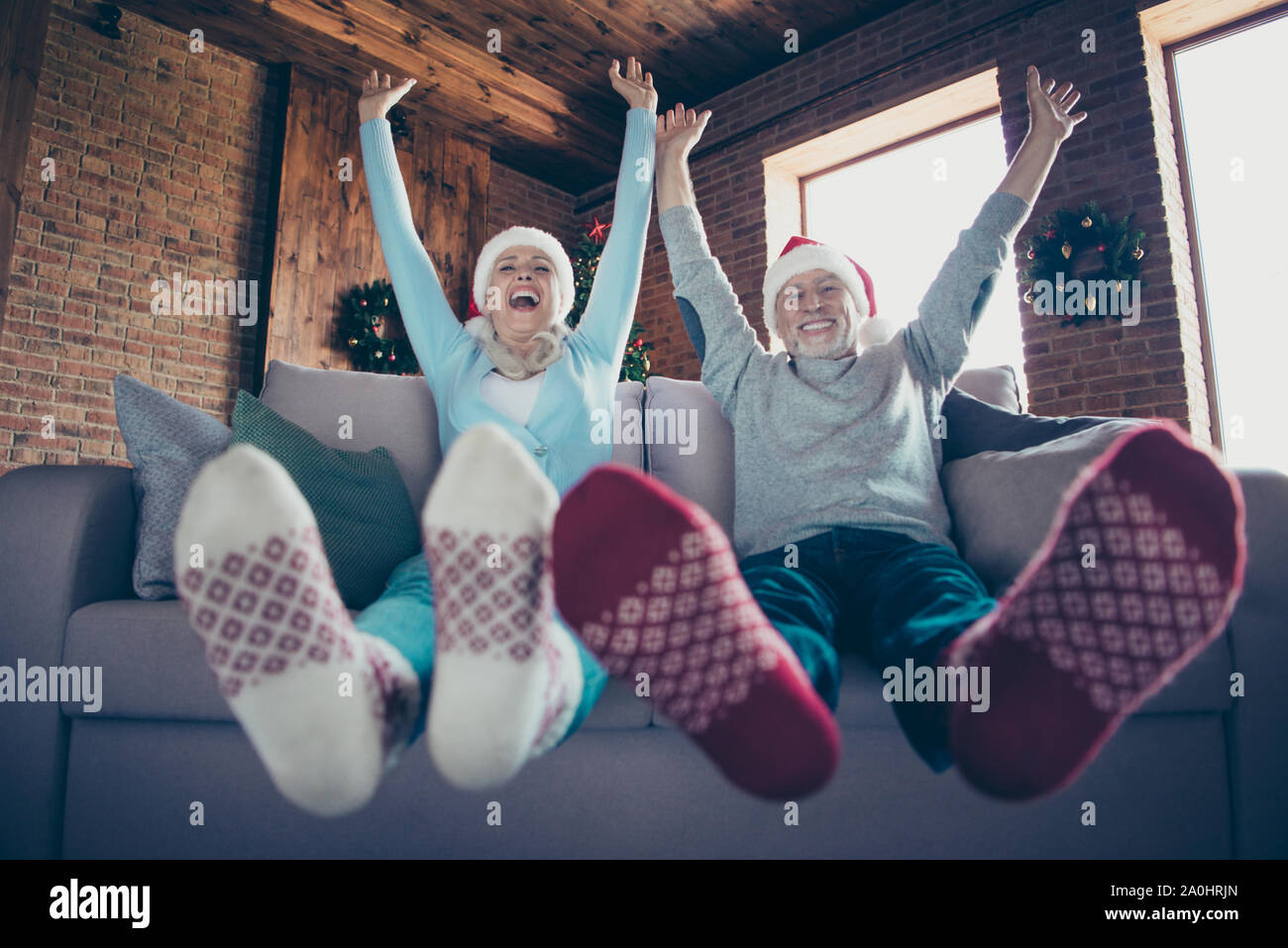 Mature imprudente ami. Low angle view of charming cheerful ador Banque D'Images