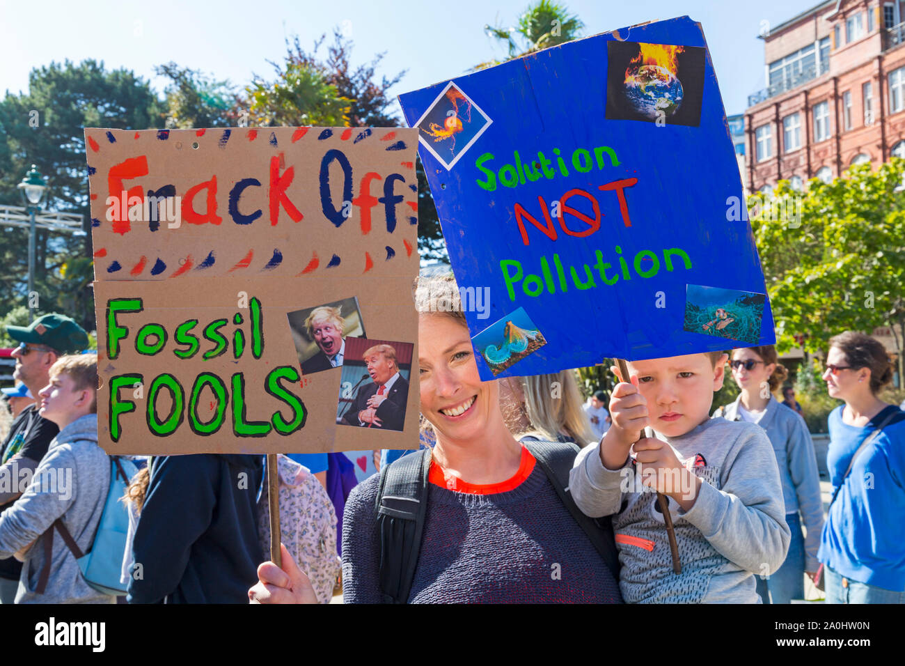 Bournemouth, Dorset UK. 20 septembre 2019. Les manifestants, jeunes et vieux, se rassembler à Bournemouth Square par une chaude journée ensoleillée pour protester contre le changement climatique et la demande des mesures contre la dégradation par les gouvernements et les entreprises à faire plus. BCP (Bournemouth, Christchurch, Poole) Conseil auraient été menacés de poursuites judiciaires et peuvent être traduits en justice jusqu'à ce qu'ils produisent en temps opportun les plans sur les changements climatiques. Woman and boy holding pancartes - off fracturation combustibles fools & solution pas la pollution. Credit : Carolyn Jenkins/Alamy Live News Banque D'Images