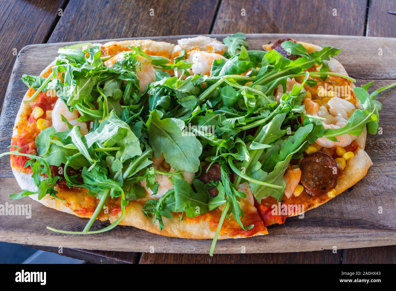 Crevettes à l'ail et chorizo pizza, avec fromage Manchego, sofrito, oignons caramélisés, piment, safran, persil Banque D'Images
