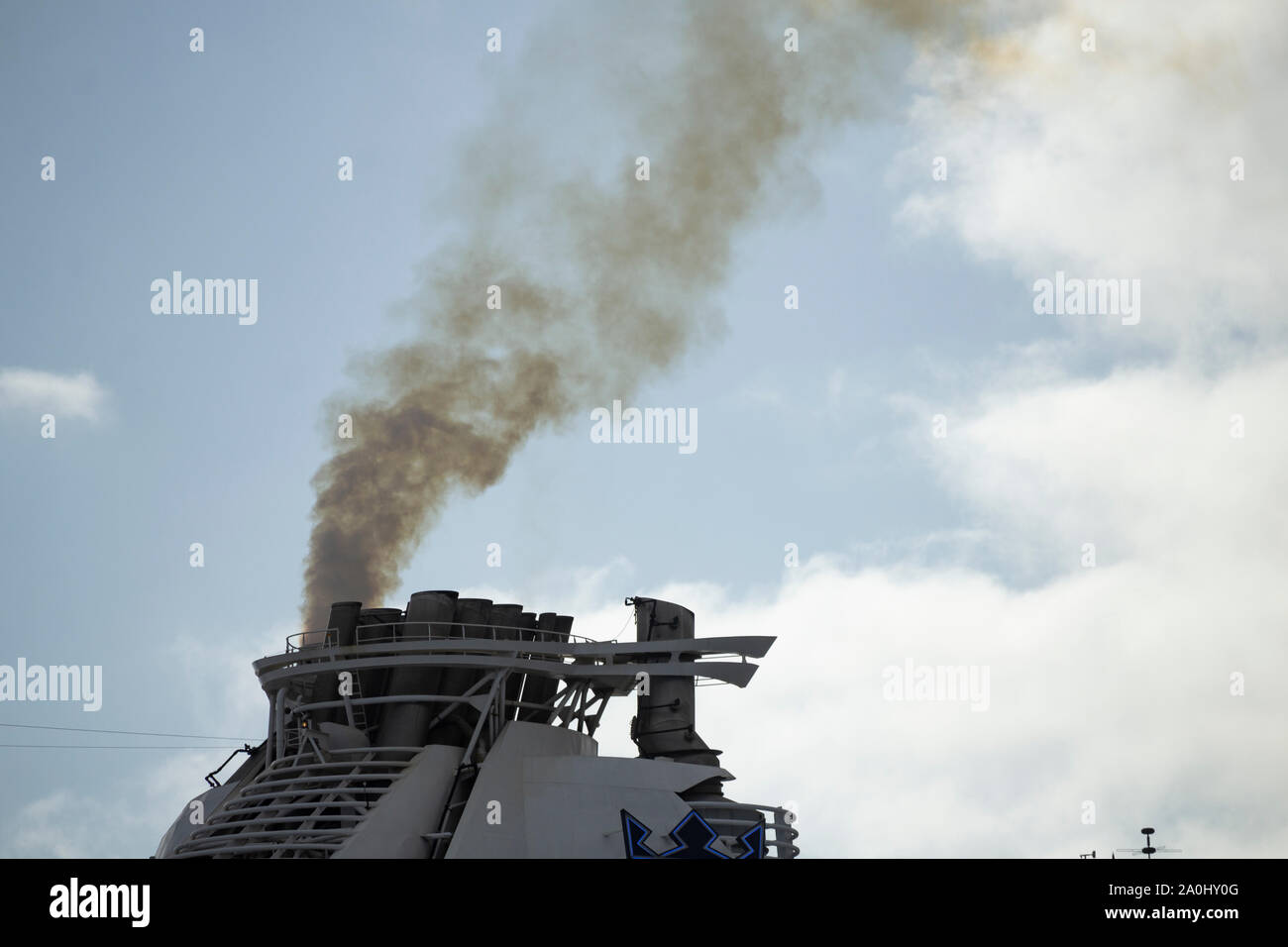 Les émissions des navires de croisière d'un navire de croisière Independece des mers. Banque D'Images