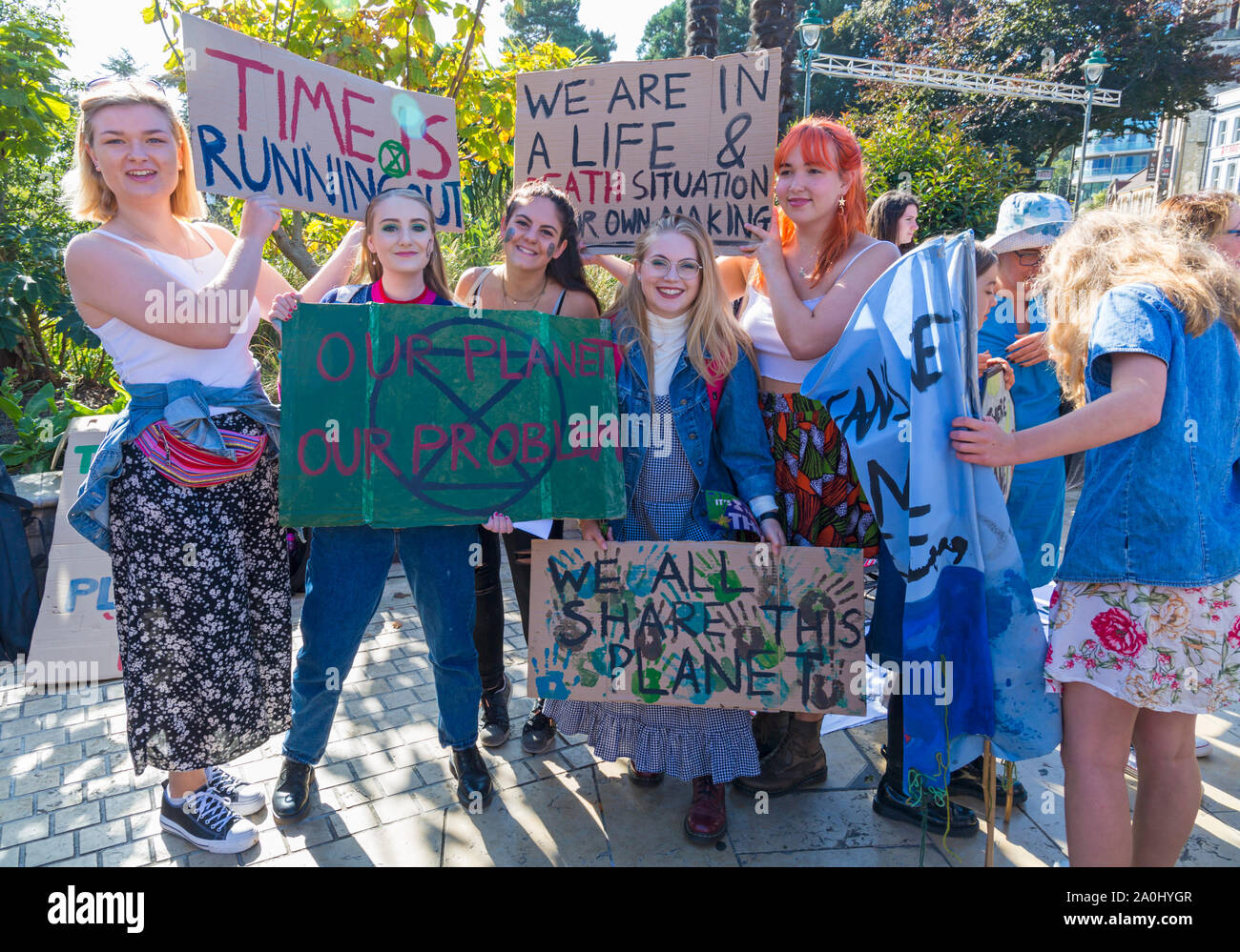 Bournemouth, Dorset UK. 20 septembre 2019. Les manifestants, jeunes et vieux, se rassembler à Bournemouth Square par une chaude journée ensoleillée pour protester contre le changement climatique et la demande des mesures contre la dégradation par les gouvernements et les entreprises à faire plus. BCP (Bournemouth, Christchurch, Poole) Conseil auraient été menacés de poursuites judiciaires et peuvent être traduits en justice jusqu'à ce qu'ils produisent en temps opportun les plans sur les changements climatiques. Le temps est compté, nous sommes dans une situation de vie ou de mort de notre propre fabrication, nous partageons tous cette planète, notre planète, notre problème Crédit : Carolyn Jenkins/Alamy Live News Banque D'Images