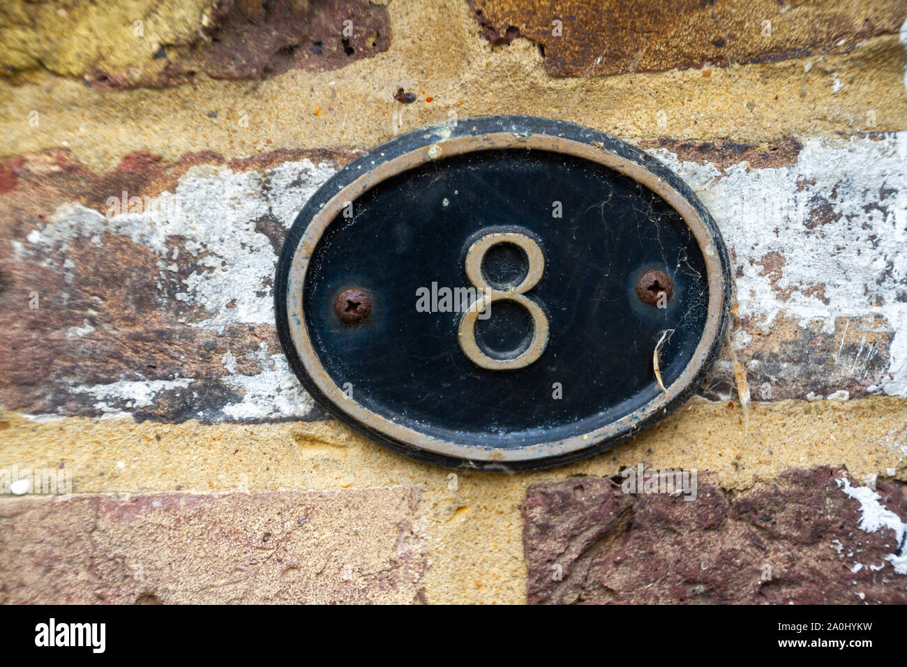 Chambre numéro 8 sur une plaque de métal Banque D'Images