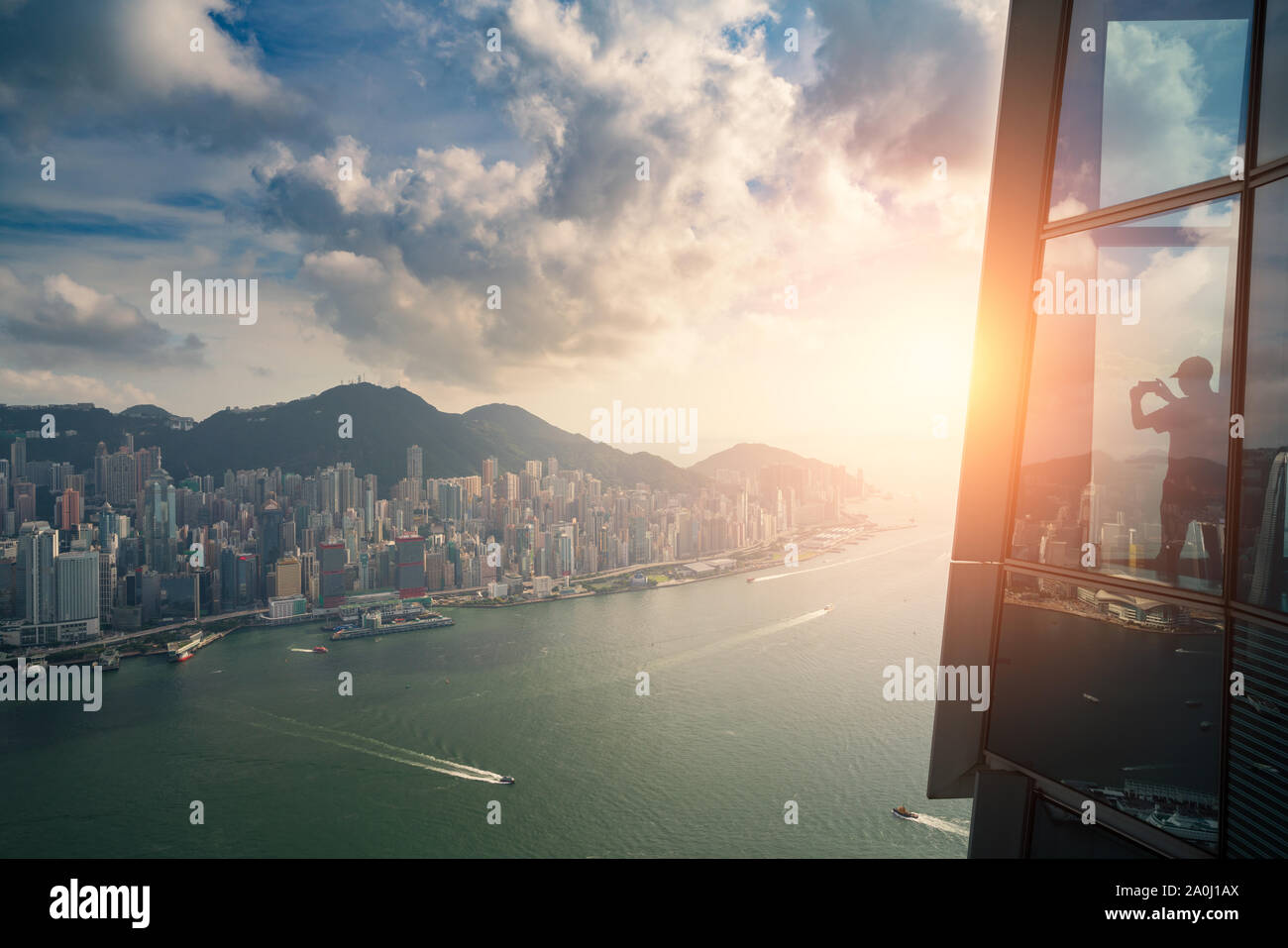 Les touristes bénéficiant d'une vue sur la ville de Hong Kong du ciel 100 plate-forme d'observation dans la région de West Kowloon à Hong Kong. Le tourisme asiatique, ville moderne, de la vie ou de l'entreprise fi Banque D'Images
