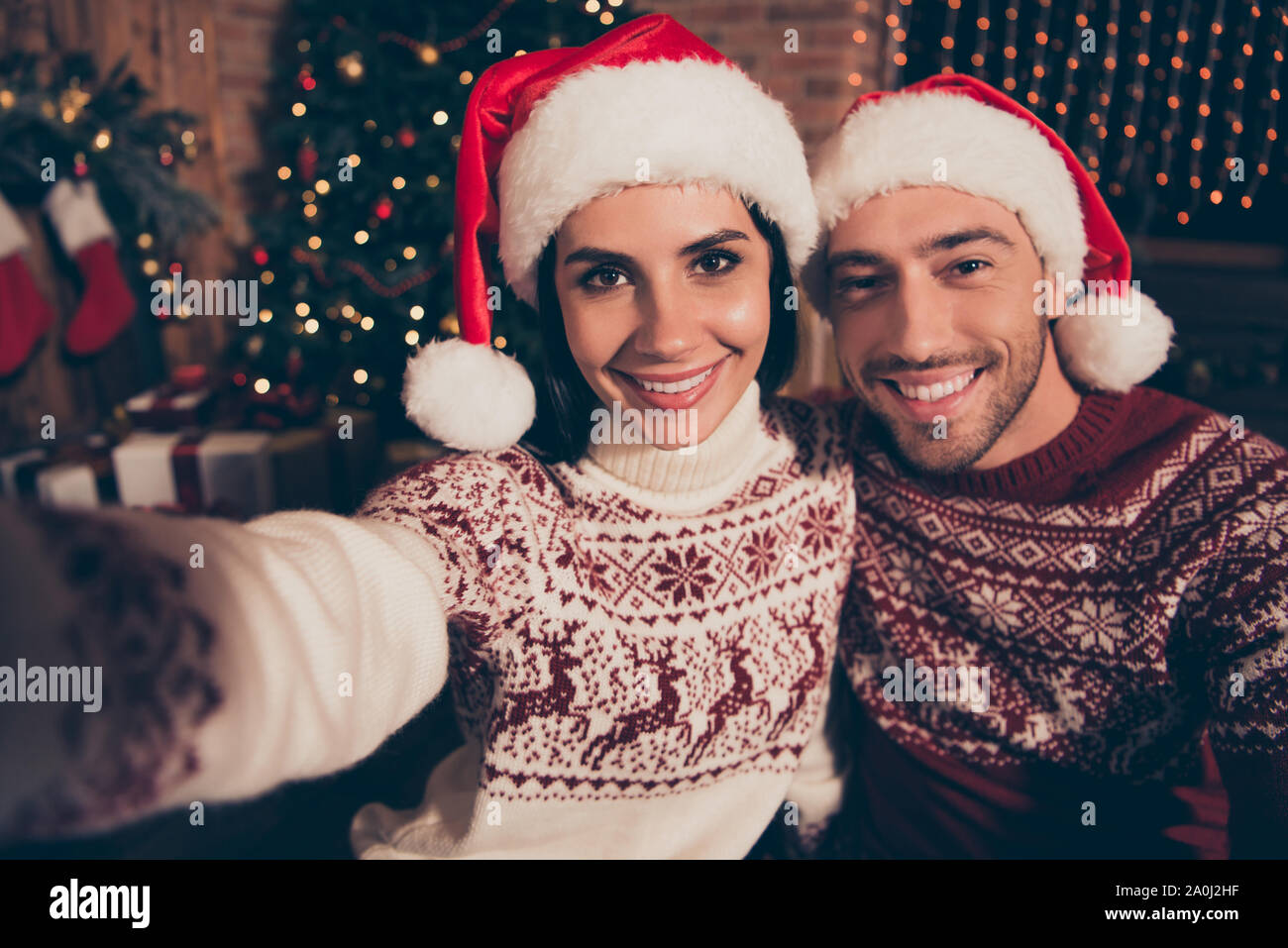 Beau Jeune Petit Ami En Pull De Noël Surprend Sa Petite Amie Avec Des  Cadeaux PNG , Couple De Noël, Cadeau Couple, Couple étreindre Image PNG  pour le téléchargement libre