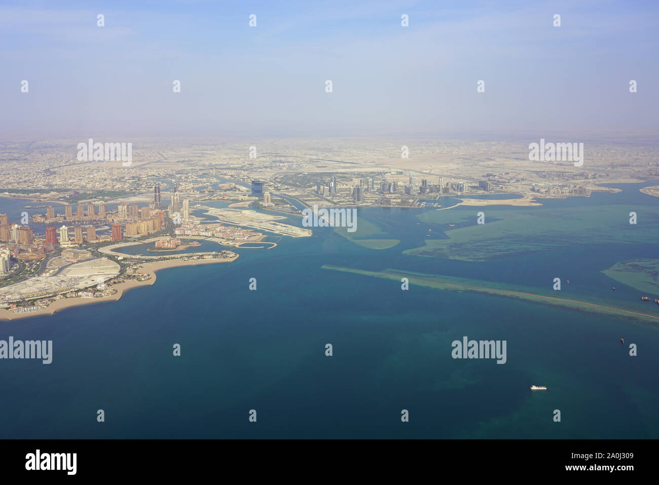 DOHA, QATAR - 17 JUN 2019- vue aérienne de Doha et le Pearl Qatar région. La capitale du Qatar sera l'hôte de la FIFA 2022 Coupe du Monde de soccer. Banque D'Images