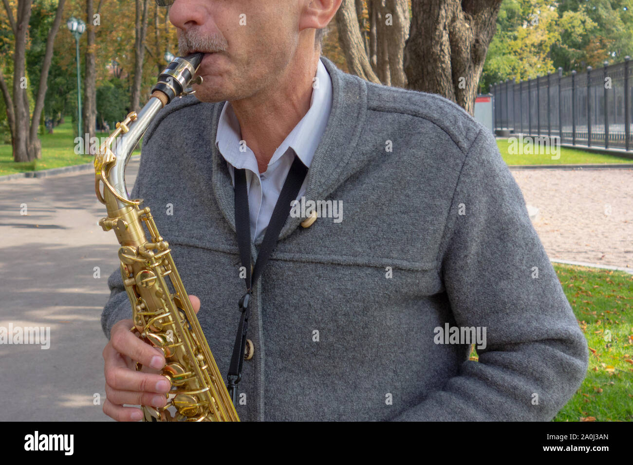 L'homme joue au saxophone dans le parc. Musicien de rue avec sax dans sa  musique pour la charité. Fonction en solo par l'instrument à vent Photo  Stock - Alamy