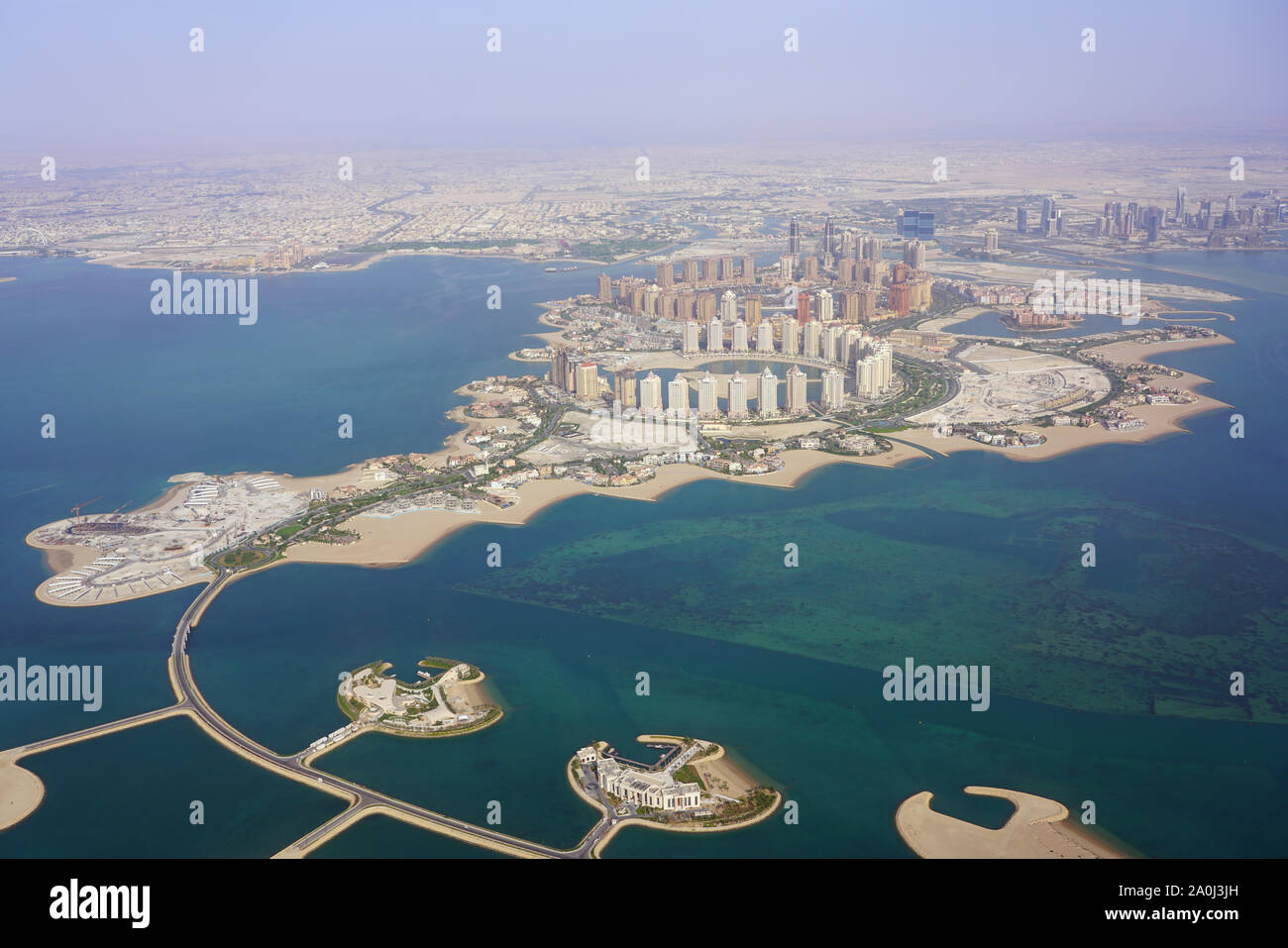 DOHA, QATAR - 17 JUN 2019- vue aérienne de Doha et le Pearl Qatar région. La capitale du Qatar sera l'hôte de la FIFA 2022 Coupe du Monde de soccer. Banque D'Images