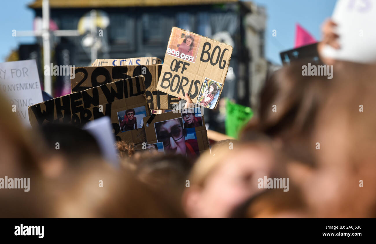 Brighton UK 20 Septembre 2019 - Des milliers de personnes prennent part à la grève du climat mondial protester par Brighton . Les adultes ont été invités à rejoindre des milliers d'enfants participant à l'échelle mondiale de protestation contre le manque d'action du gouvernement dans la lutte contre le changement climatique Crédit : Simon Dack / Alamy Live News Banque D'Images