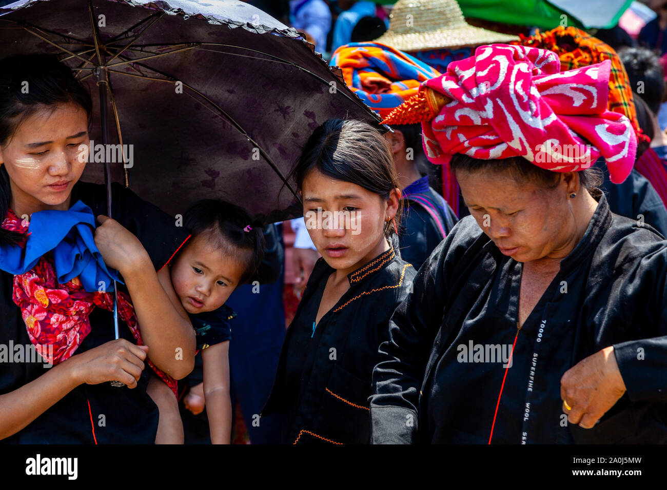 Les gens de l'Ethnie Pa'o sur le marché au cours de la fête de la Pagode Kakku, Taunggyi, Shan State, Myanmar. Banque D'Images