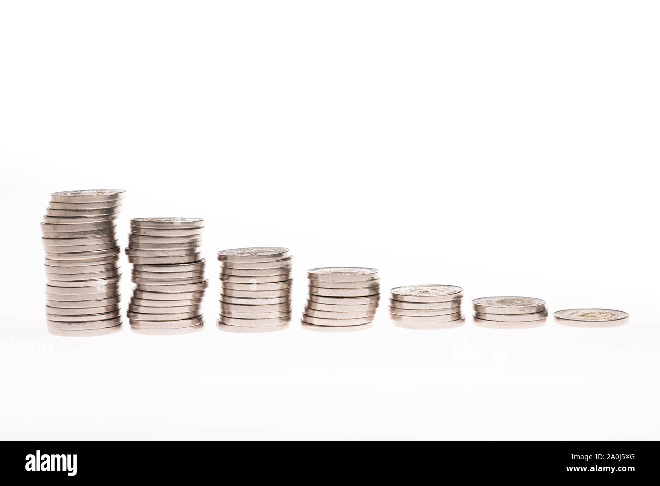 Colonnes de pièces d'or sur fond blanc. L'augmentation des gains. Banque D'Images