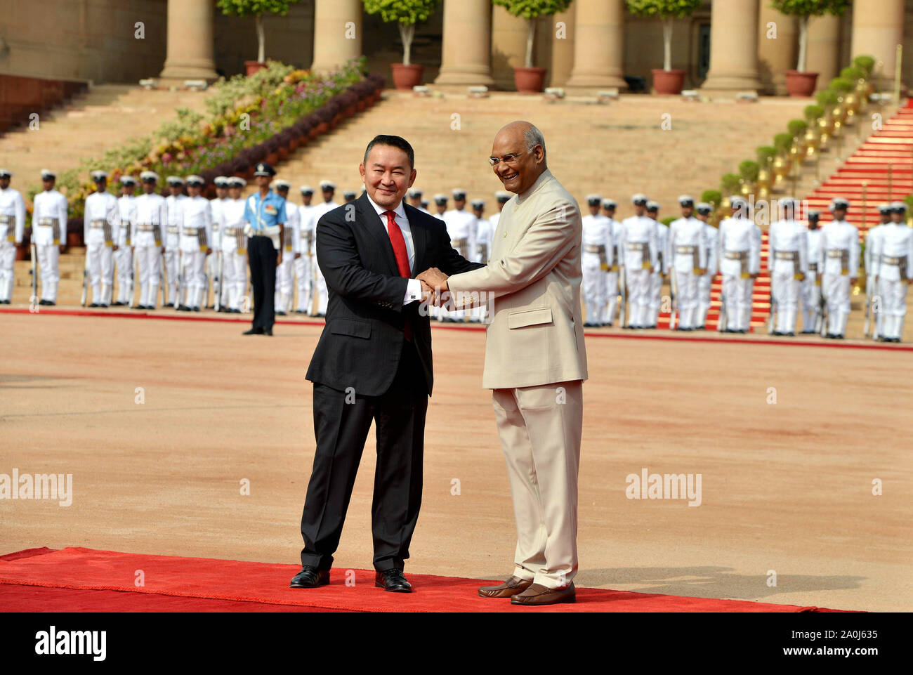 New Delhi, Inde. Sep 20, 2019. Le Président indien Ram Nath Kovind (R), serre la main avec la visite du Président mongol Khaltmaa Battulga pendant une cérémonie de réception à l'Indien palais présidentiel à New Delhi, Inde, le 20 septembre 2019. Battulga est sur cinq jours de visite d'Etat en Inde du 19 septembre au 23. Source : Xinhua/Alamy Live News Banque D'Images