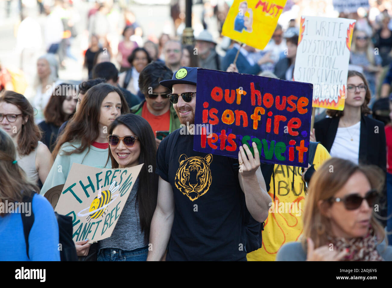 Des dizaines de milliers de manifestants ont participé à un rassemblement à Westminster dans le cadre d'une grève du climat mondial, dirigé par Greta Thunberg. Appelant à une action immédiate pour prévenir la catastrophe climatique, la protestation inclus beaucoup d'enfants avec des bannières. Banque D'Images