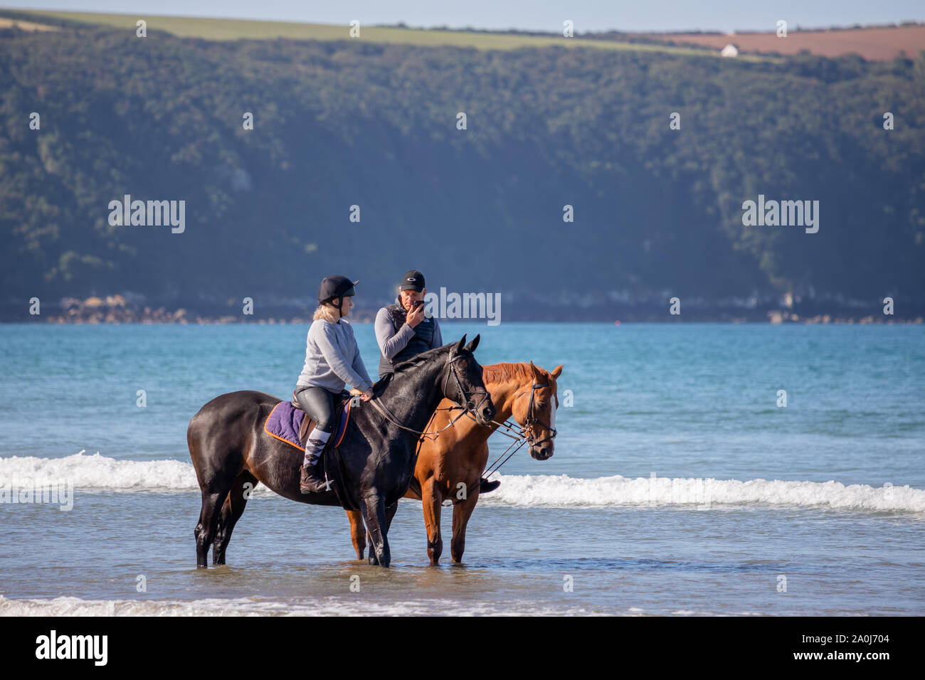 Grand Haven, PEMBROKESHIRE/UK - Septembre 14 : Les gens et les chevaux profitant de la plage à Grand Haven sur Pembrokeshire14 septembre 2019. Deux personnes non identifiées Banque D'Images