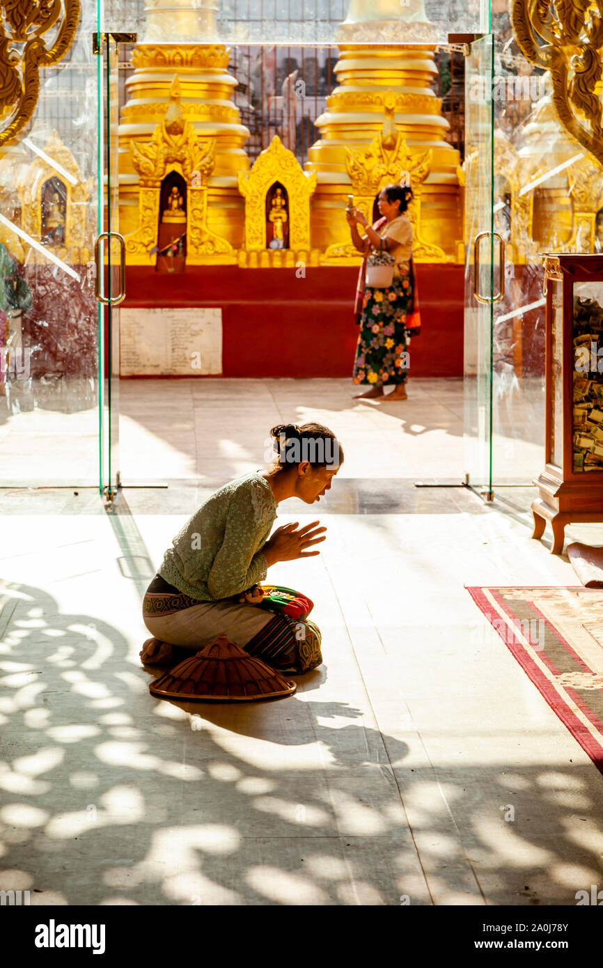 Une femme priant Au Pagode Kakku Site religieux, Taunggyi, Shan State, Myanmar. Banque D'Images