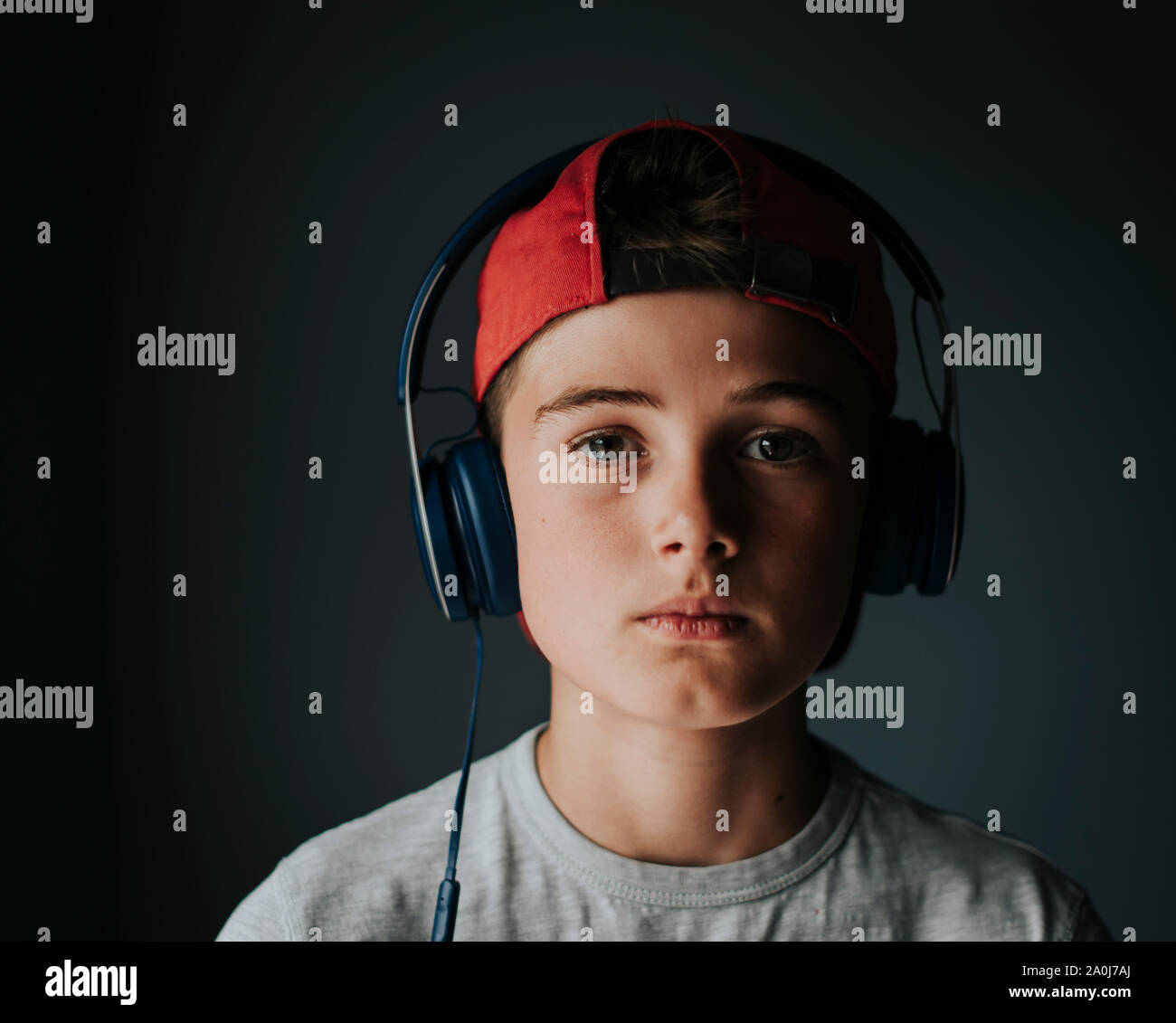 Adolescent garçon avec casquette et écouteurs image libre de droit
