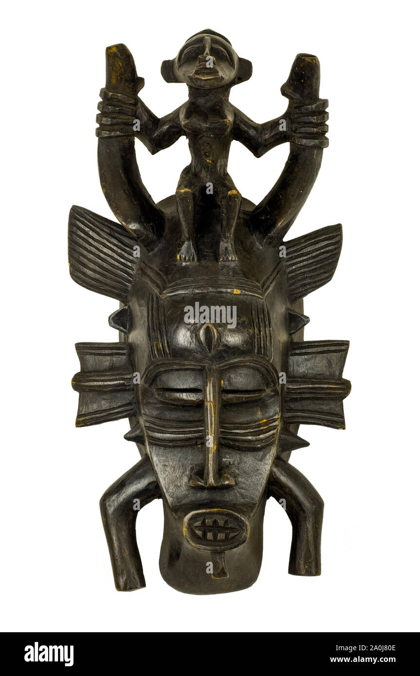 Masque sénoufo de l'Afrique de l'Ouest, sculpté en bois isolé sur blanc. Banque D'Images