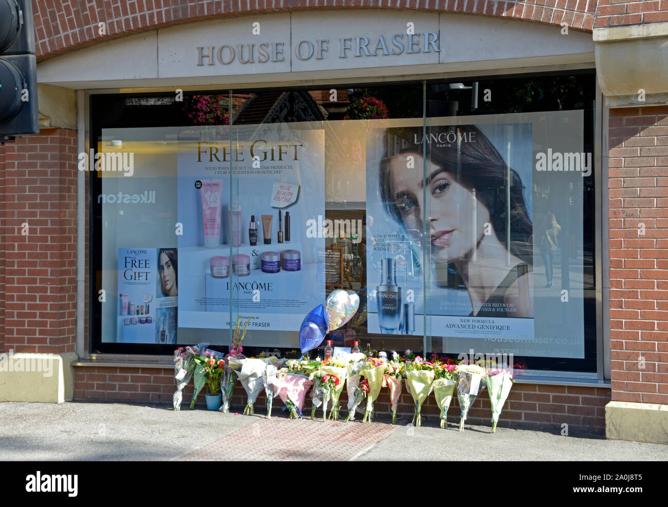 Des fleurs sur la scène de la plus récente de poignard fatal, à Nottingham. Banque D'Images