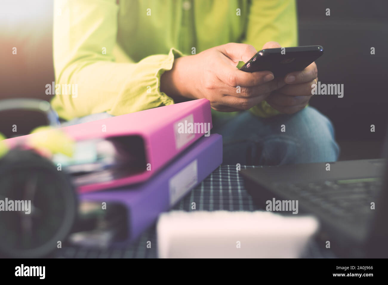 Mains de femme à l'aide de téléphone mobile pour des paiements en ligne shopping avec ordinateur portable et document sur la table. Concept d'affaires et financiers. Banque D'Images