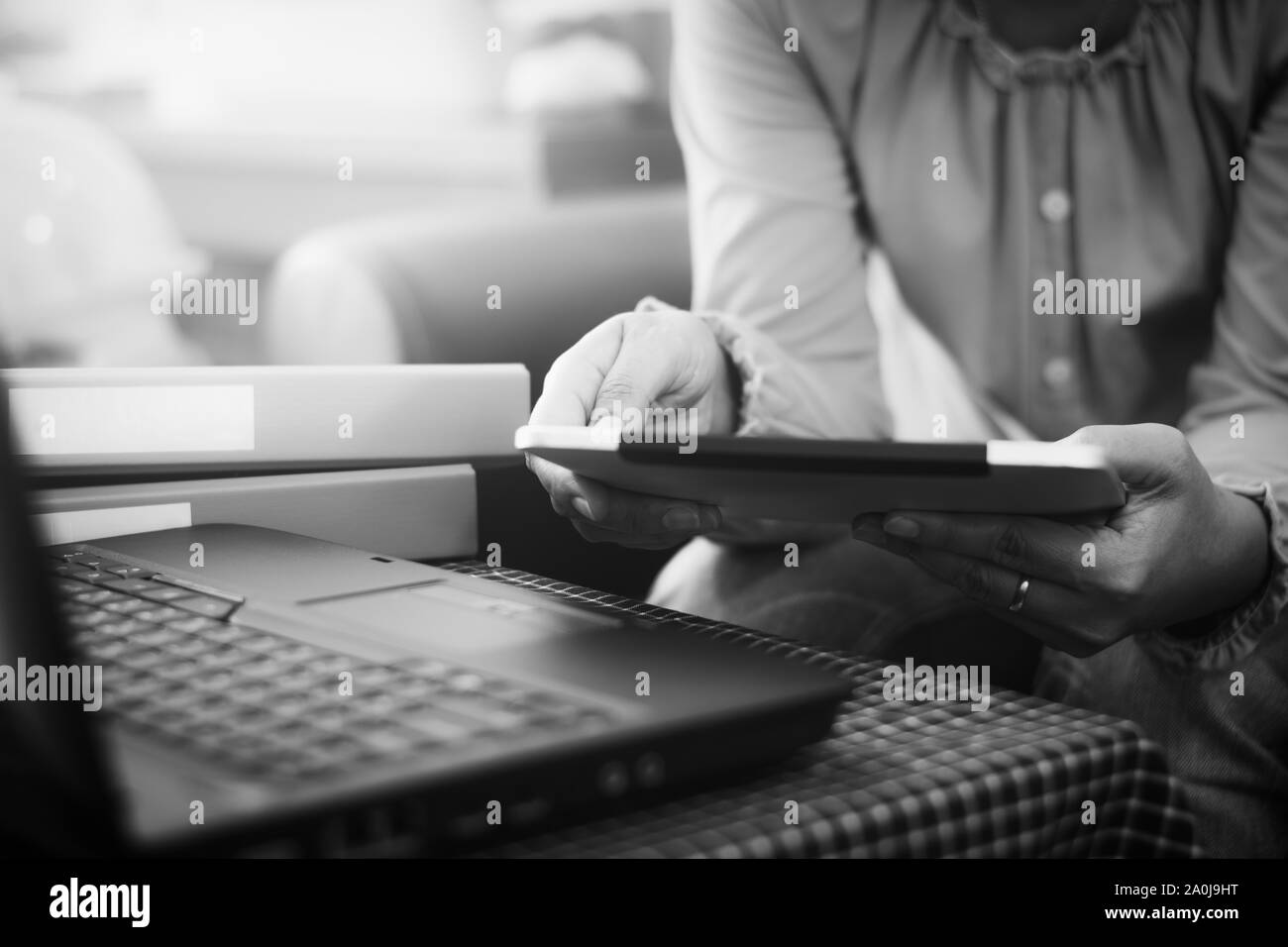 Businesswoman in casual dress holding tablet avec en ligne. tout en faisant des commandes via Internet. Concept d'affaires et financiers. Noir et blanc. Banque D'Images