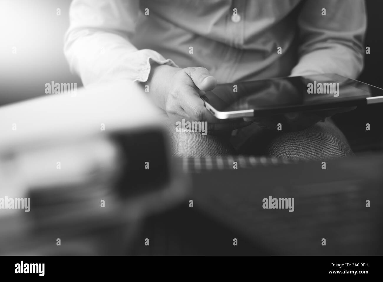 Businesswoman in casual dress holding tablet avec en ligne. tout en faisant des commandes via Internet. Concept d'affaires et financiers. Noir et blanc. Banque D'Images