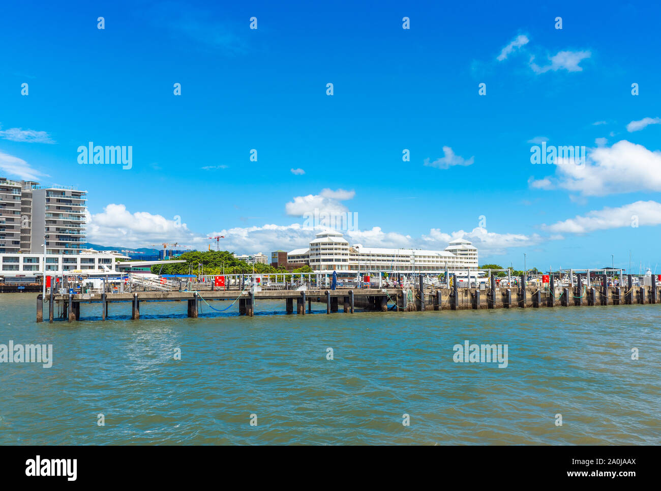 CAIRNS, AUSTRALIE - Novembre 11, 2018 : Avis de la ville port. L'espace de copie pour le texte Banque D'Images