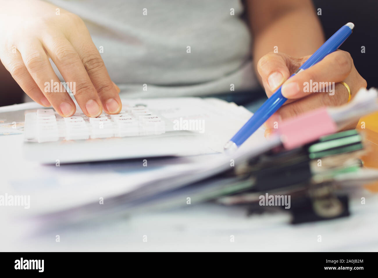 Mains de femme est le calcul des documents frais à la maison, concept d'entreprise. Banque D'Images