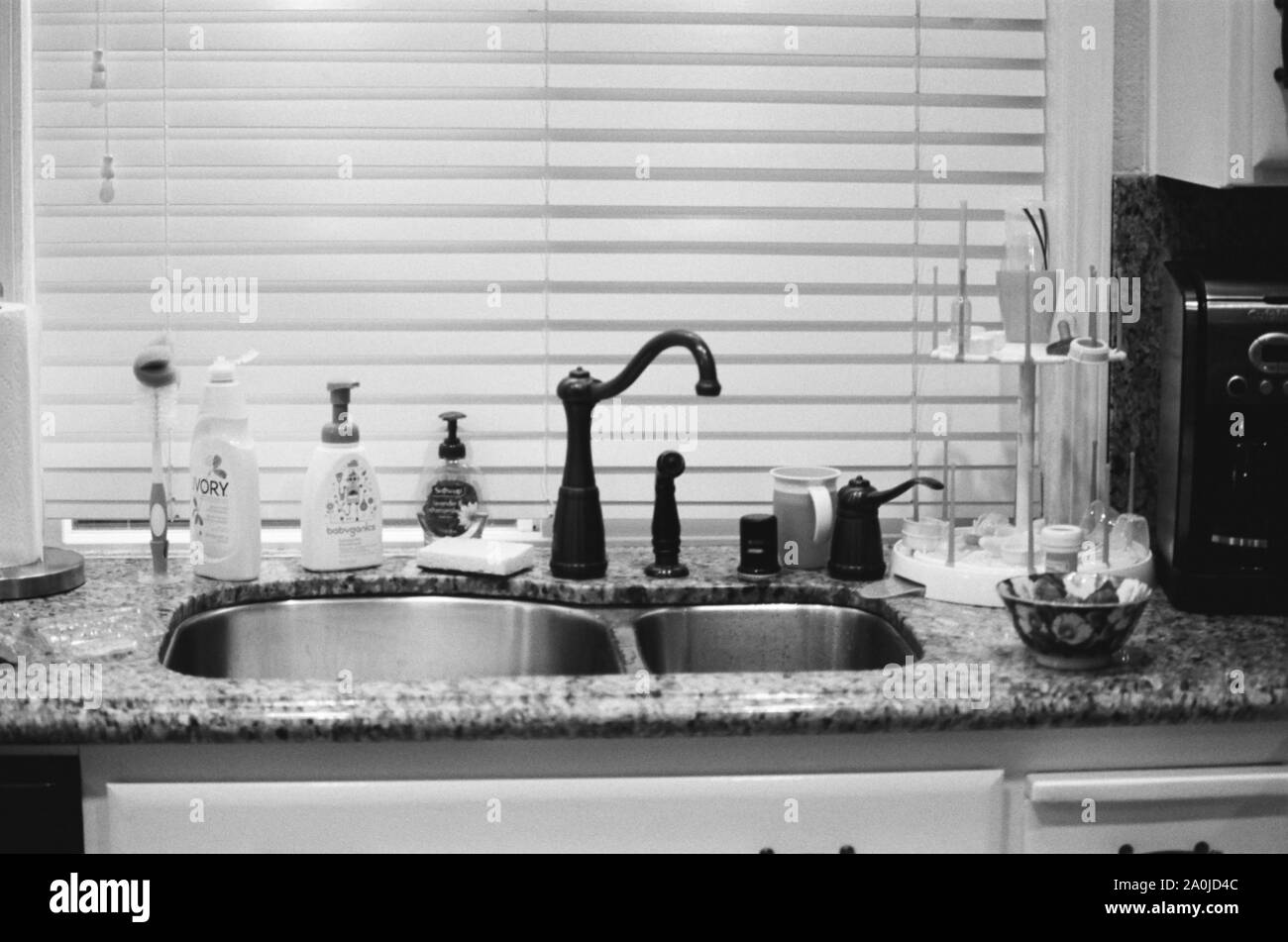 Close-up de lavabo avec fournitures pour bébés dans la cuisine domestique, noir et blanc, 9 septembre 2017. () Banque D'Images