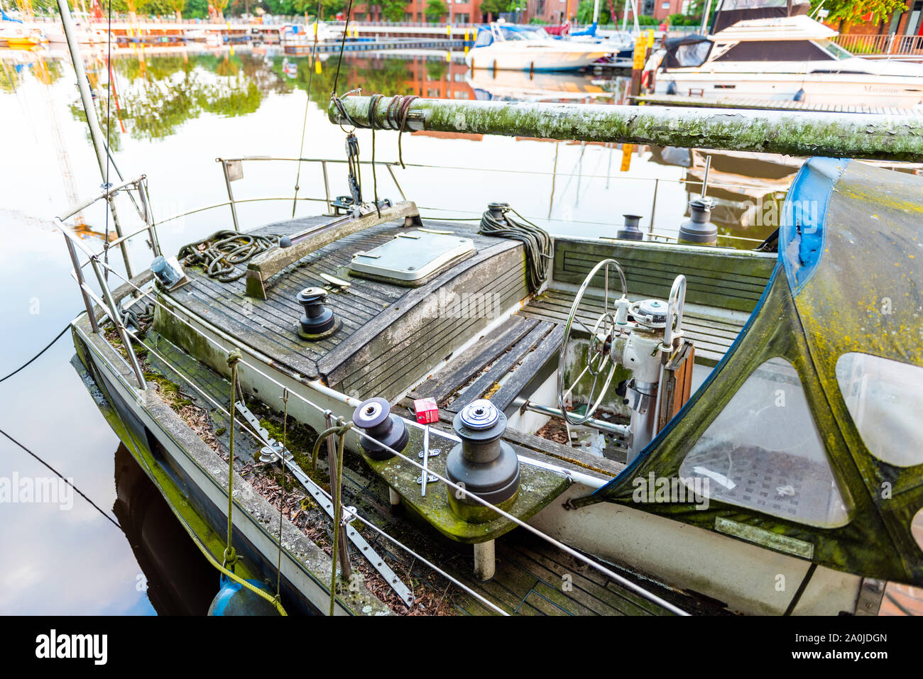 Vue sur le vieux bateau dans le port, Oldenburg, Allemagne. Avec selective focus Banque D'Images