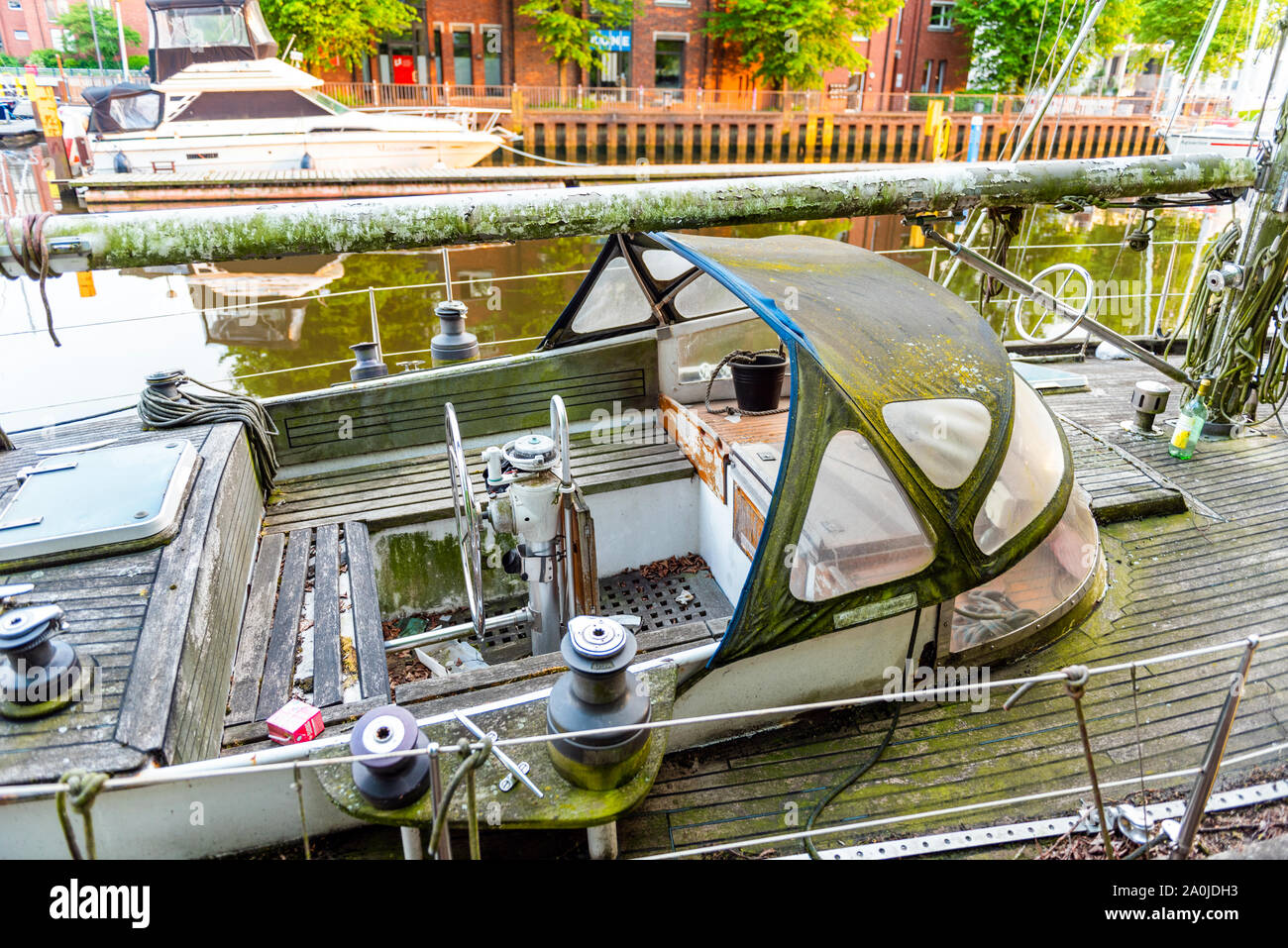 Vue sur le vieux bateau dans le port, Oldenburg, Allemagne. Avec selective focus Banque D'Images