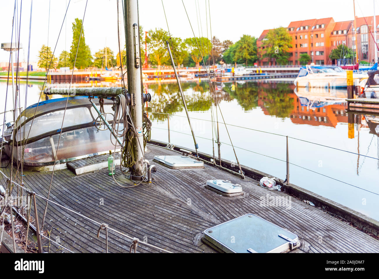 Vue sur le vieux bateau dans le port, Oldenburg, Allemagne. Avec selective focus Banque D'Images