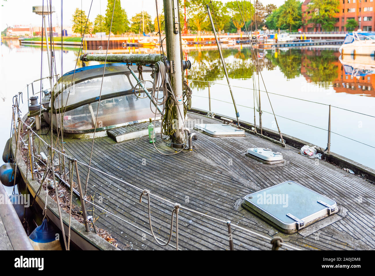 Vue sur le vieux bateau dans le port, Oldenburg, Allemagne. Avec selective focus Banque D'Images