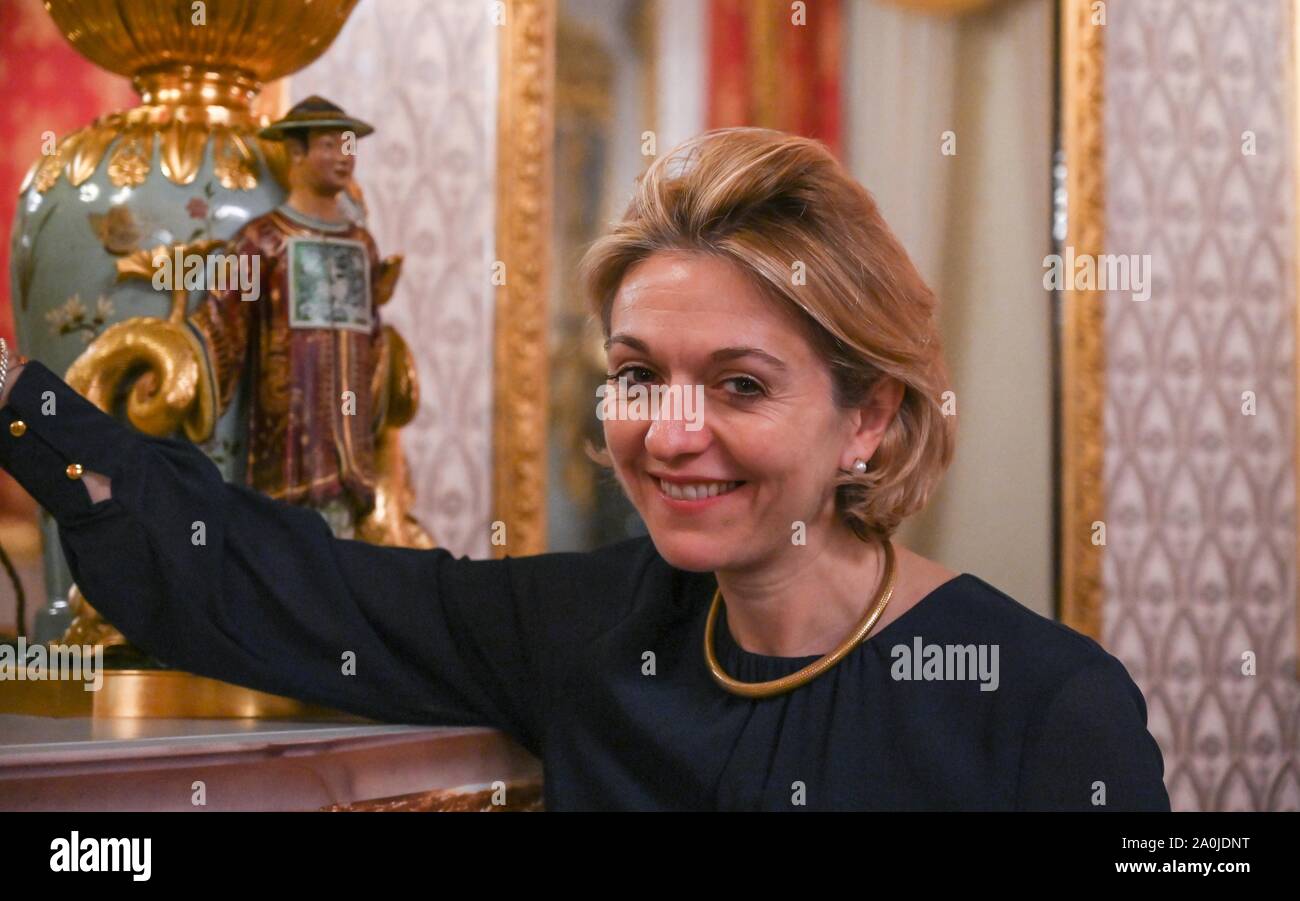 Brighton, UK. 20 septembre 2019 - Nicola Turner Inman le Conservateur adjoint des Arts Décoratifs (Projets) avec le réveil de Kylin qui fait partie de plus de 120 œuvres d'art décoratif qui étaient à l'origine commandé par le Prince Régent qui se poursuivent au Royal Pavilion à Brighton en tant qu'ils sont déplacés de Buckingham Palace et re-unis dans leur valeur précédente du Royal Pavilion . Les éléments sont prêté par Sa Majesté la Reine et sera à l'affiche au cours des deux prochaines années : Simon Dack / Alamy Live News Banque D'Images