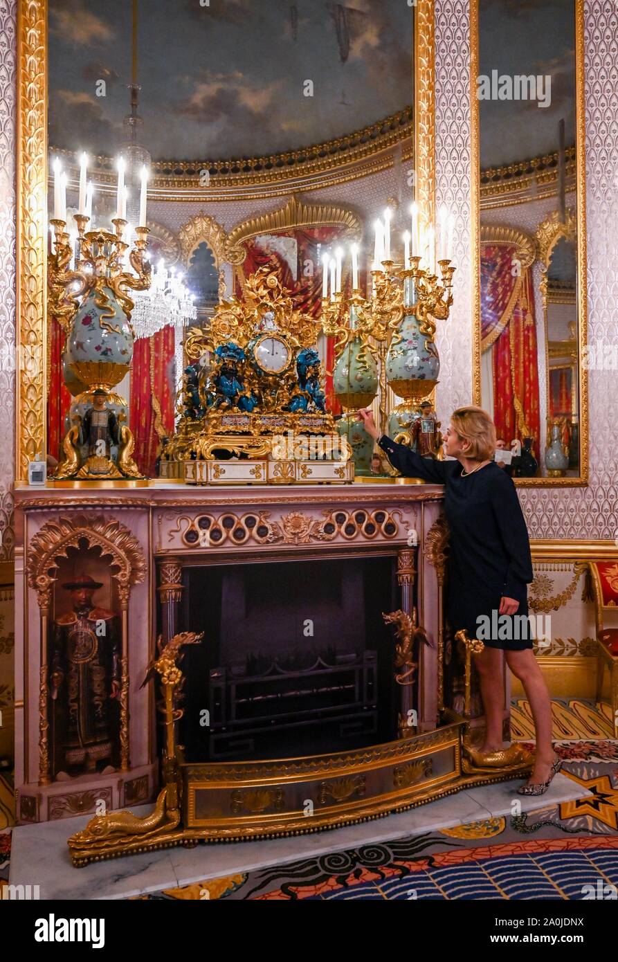 Brighton, UK. 20 septembre 2019 - Nicola Turner Inman le Conservateur adjoint des Arts Décoratifs (Projets) avec le réveil de Kylin qui fait partie de plus de 120 œuvres d'art décoratif qui étaient à l'origine commandé par le Prince Régent qui se poursuivent au Royal Pavilion à Brighton en tant qu'ils sont déplacés de Buckingham Palace et re-unis dans leur valeur précédente du Royal Pavilion . Les éléments sont prêté par Sa Majesté la Reine et sera à l'affiche au cours des deux prochaines années : Simon Dack / Alamy Live News Banque D'Images
