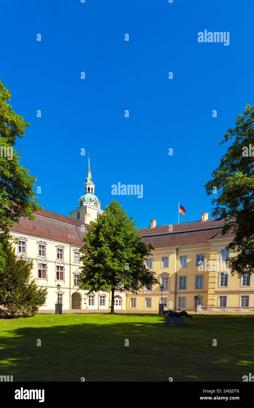 Vue sur Château d'Oldenburg, Oldenburg, Allemagne. L'espace de copie pour le texte. La verticale Banque D'Images