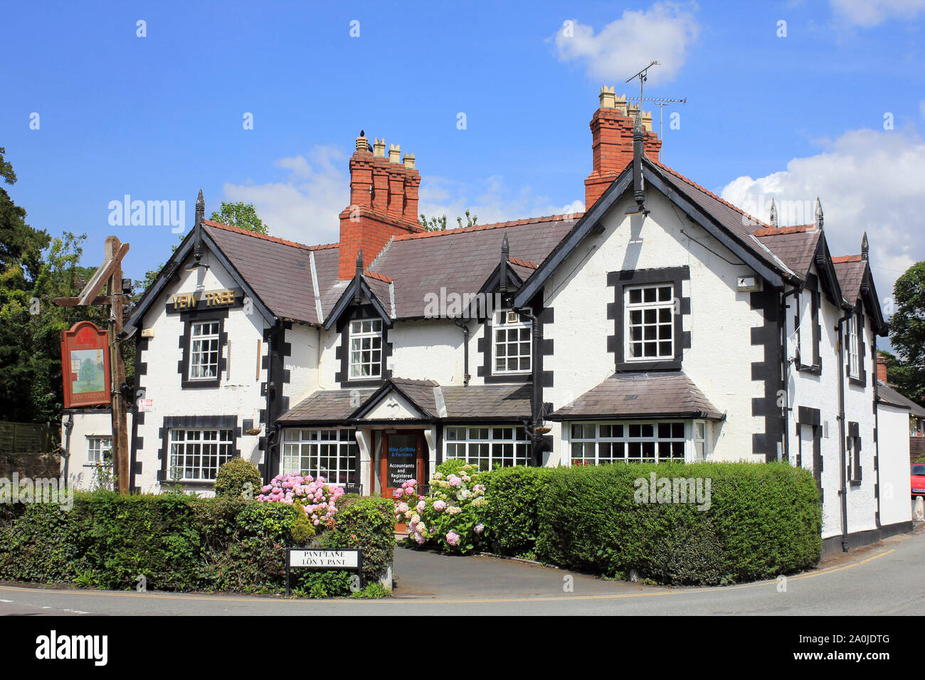 La Brasserie Marston ancien Pub - Yew Tree Inn, Gresford, Wrexham, Wales Banque D'Images