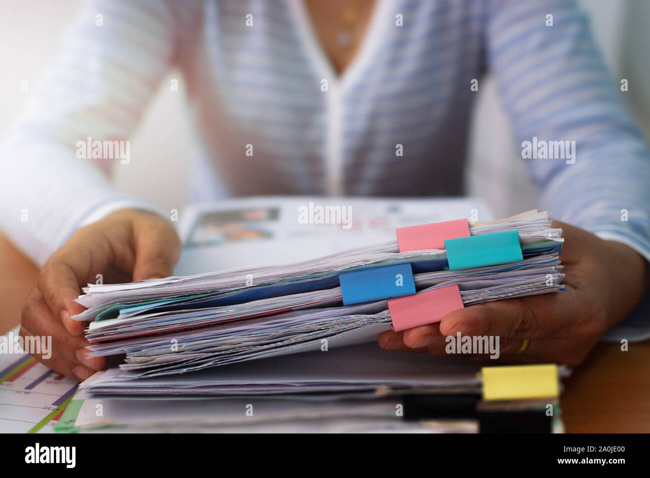 Mains de femme travaillant avec pile de document papier pour calculer le coût des dépenses, Business document concept. Banque D'Images
