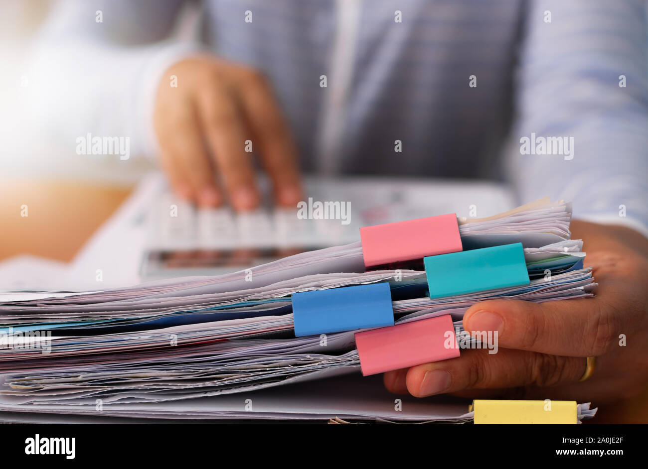 Mains de femme travaillant avec pile de document papier pour calculer le coût des dépenses, Business document concept. Banque D'Images