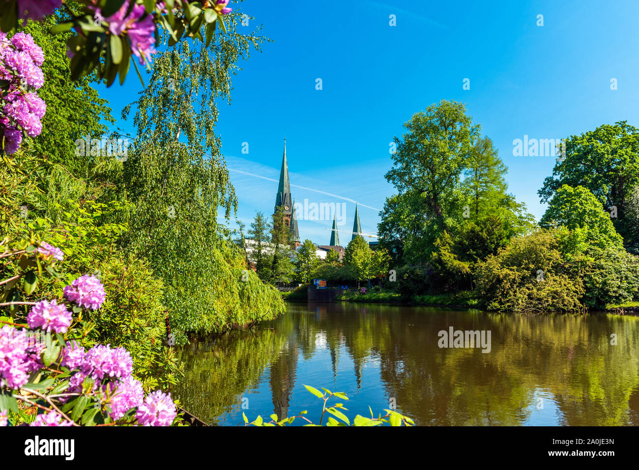 Vue sur l'étang et l'église Saint Lamberti d'Oldenburg, Allemagne Banque D'Images