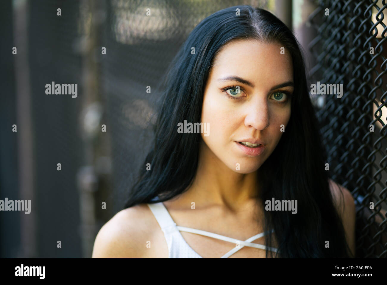 Belle jeune confiant portrait de dark haired woman outdoor environnement urbain Banque D'Images