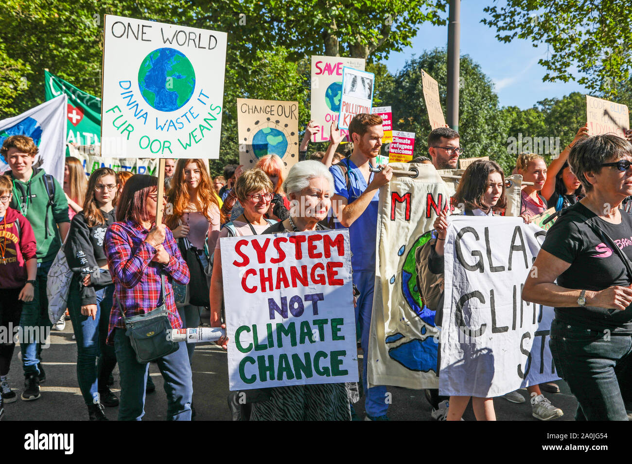 Glasgow, Royaume-Uni. 20 septembre 2019. Plusieurs milliers se sont rendus à prendre part à la "Scottish des jeunes pour le climat de mars des grévistes du parc Kelvingrove, à travers la ville pour une assemblée à George Square à attirer l'attention sur la nécessité d'agir contre le changement climatique. Cette parade était qu'un des nombreux qui ont eu lieu dans tout le Royaume-Uni dans le cadre d'une journée d'action coordonnée. Credit : Findlay / Alamy News. Banque D'Images