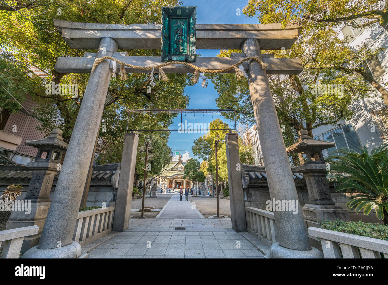 Osaka, Japon - 9 mars 2019 : entrée principale et Honden Hall principal de Yasaka jinja Namba. Sanctuaire Shinto dédié à Susanoo no mikoto déité. Situé à mi Banque D'Images