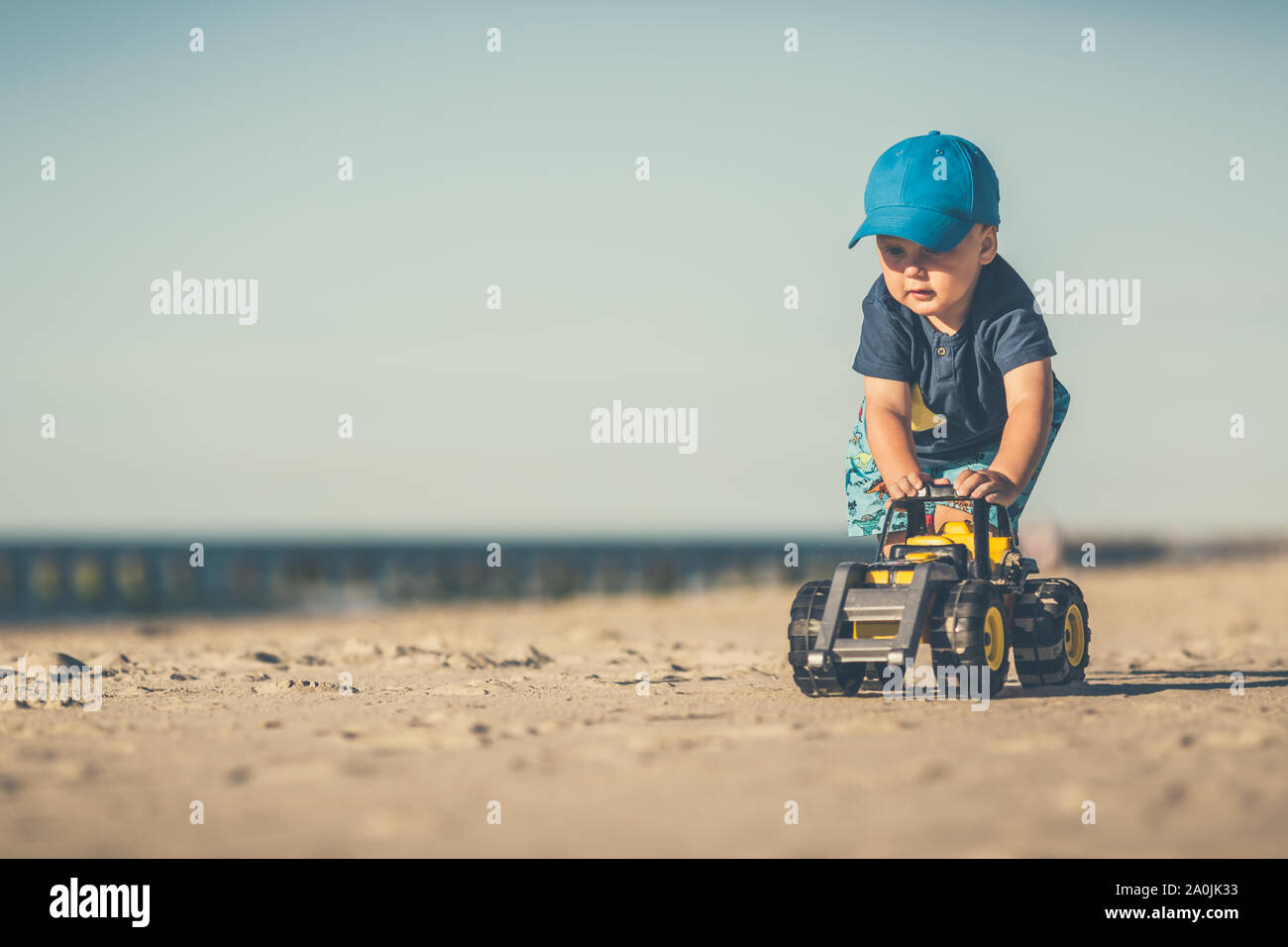 Bebe Garcon Jouant Avec Des Jouets Sur Une Plage Ensoleillee Petit Enfant De Marcher Sur Du Sable D Inspiration Belle Plage Et Vue Sur L Ocean Le Paysage Photo Stock Alamy